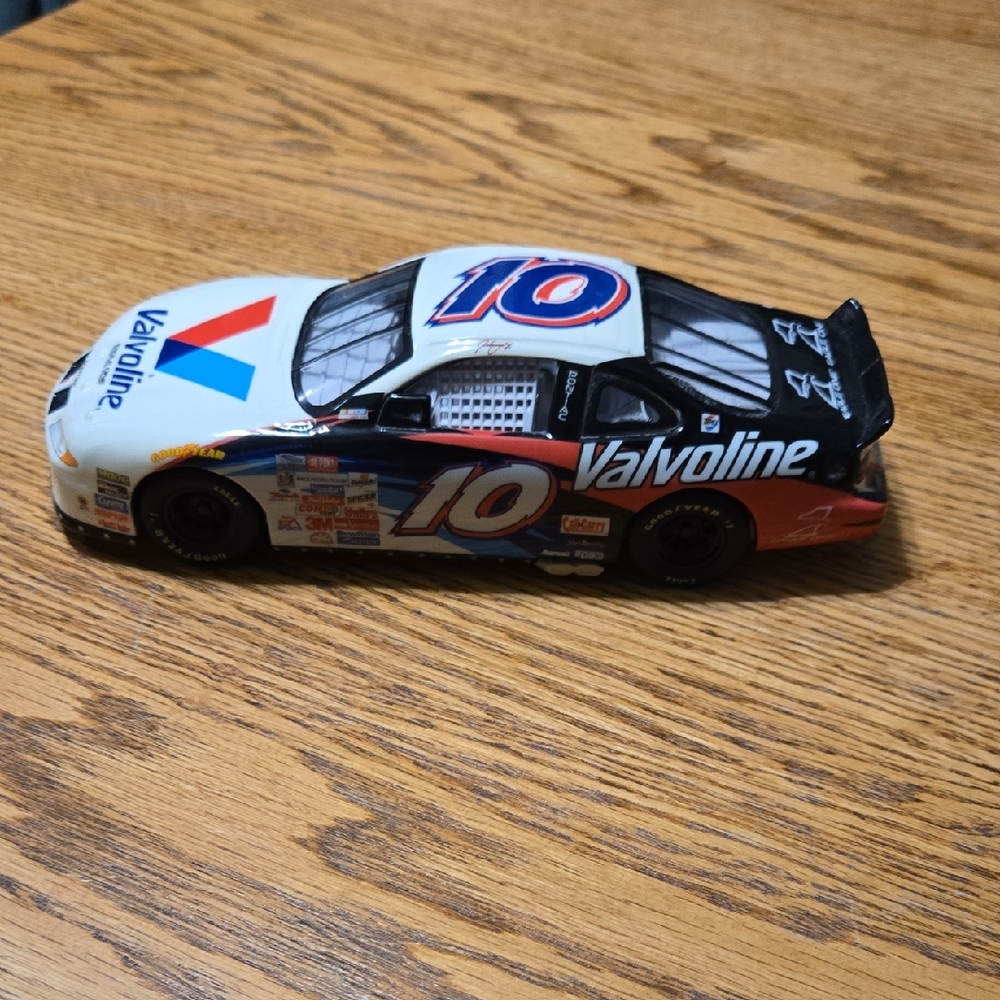 Johnny Benson #10 Valvoline Pontiac Ge Racing Diecast Car
